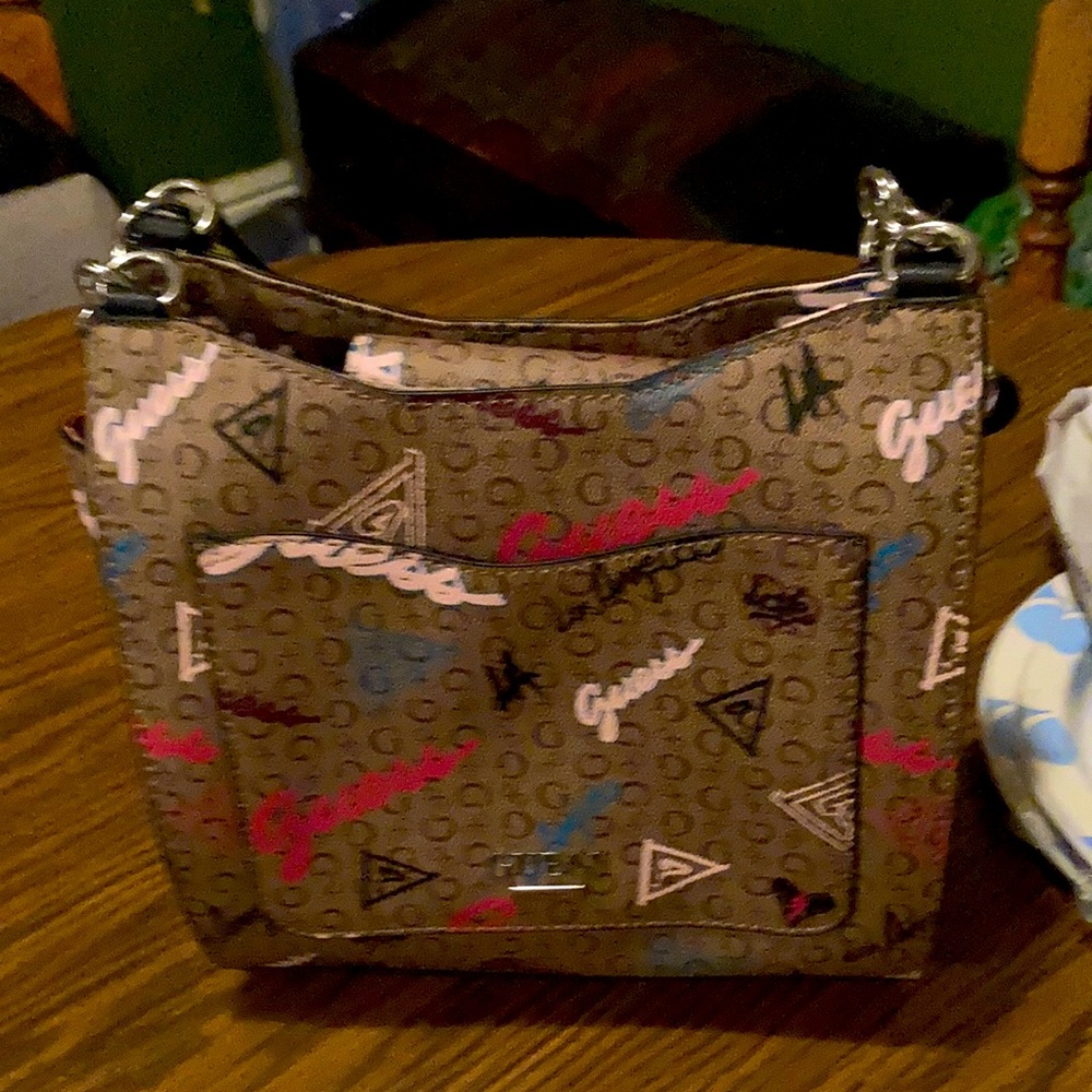2020 guess purse 10 x 10, used once in excellent condition. Plenty of room.